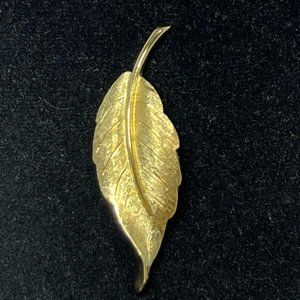 Avon Gold Tone Twisted Leaf Brooch (4302)